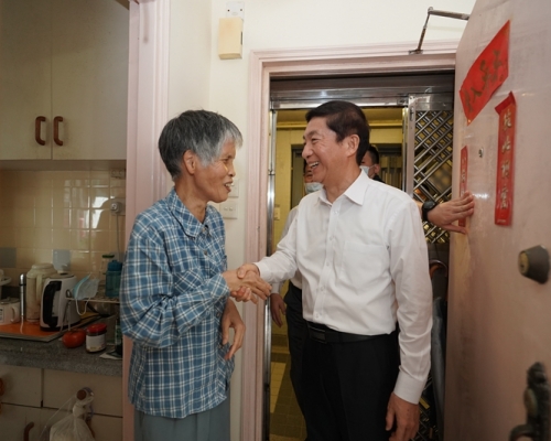 中聯辦主任駱惠寧探望小西灣市民吳璧嫻 。中聯辦圖片