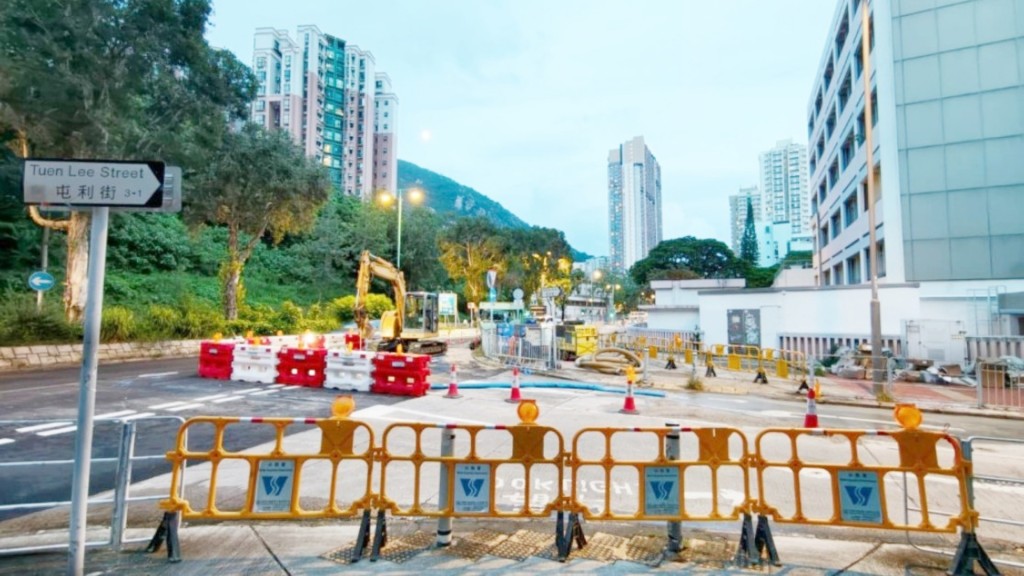 屯門青山公路近屯利街日前再有水管滲漏。資料圖片