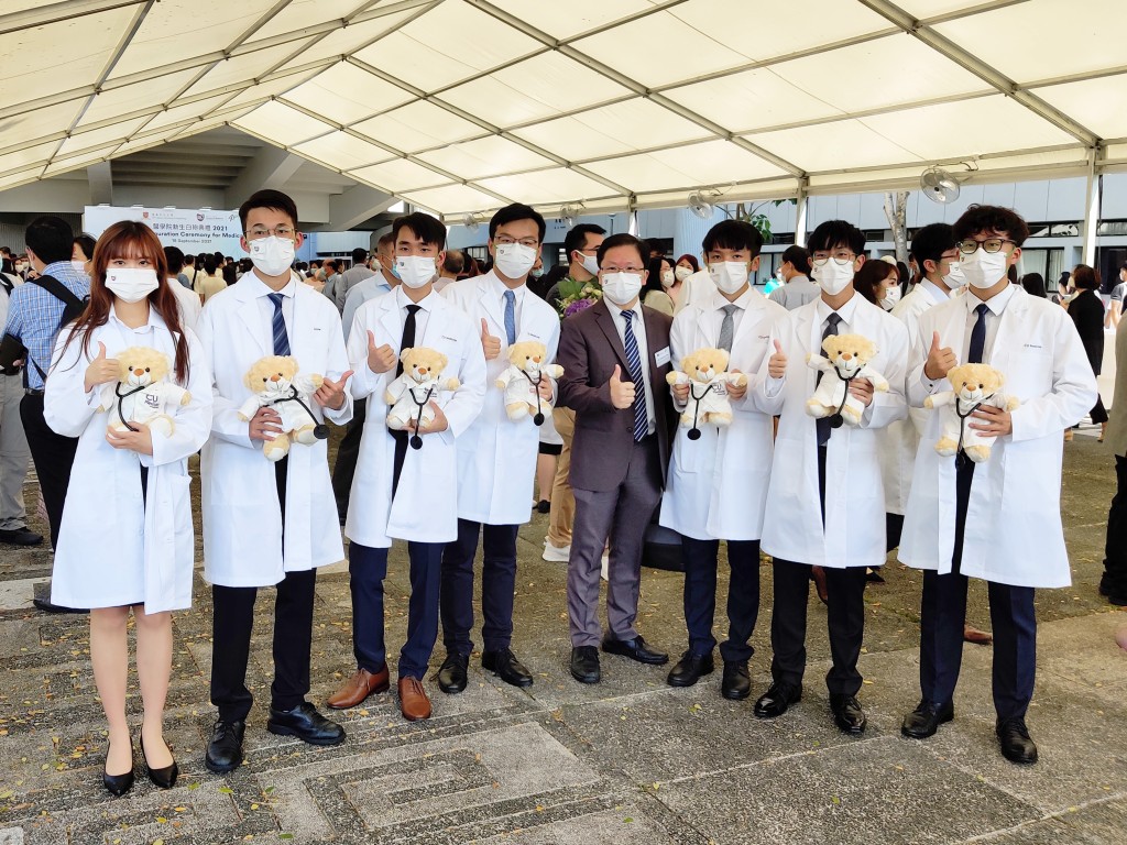 香港道教聯合會鄧顯紀念中學去年有七名畢業生入讀中文大學醫學院，學生在校長黃信德（右四）見證下，於白袍禮上誓言盡心盡力照顧傷病者，貢獻社會。