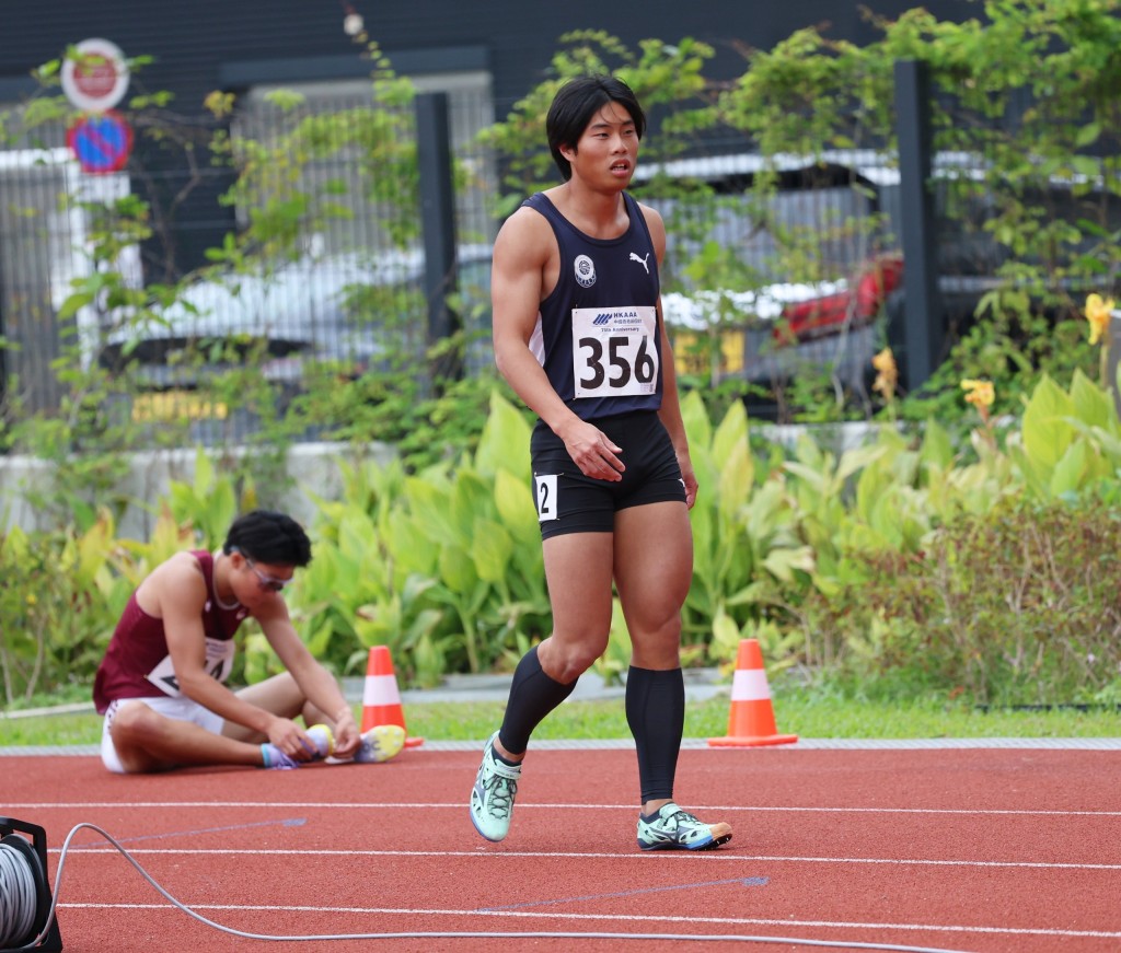 主项跳远的黄珀恒无缘跳远最后三跳后，他即去参加执了名的100米短跑，结果总排名第10。徐嘉华摄