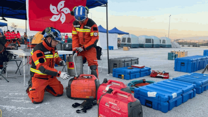 消防处共派出49名消防员参与行动，并带同2只搜救犬及约8吨重的救援工具，深入土耳其地震灾区。　资料图片