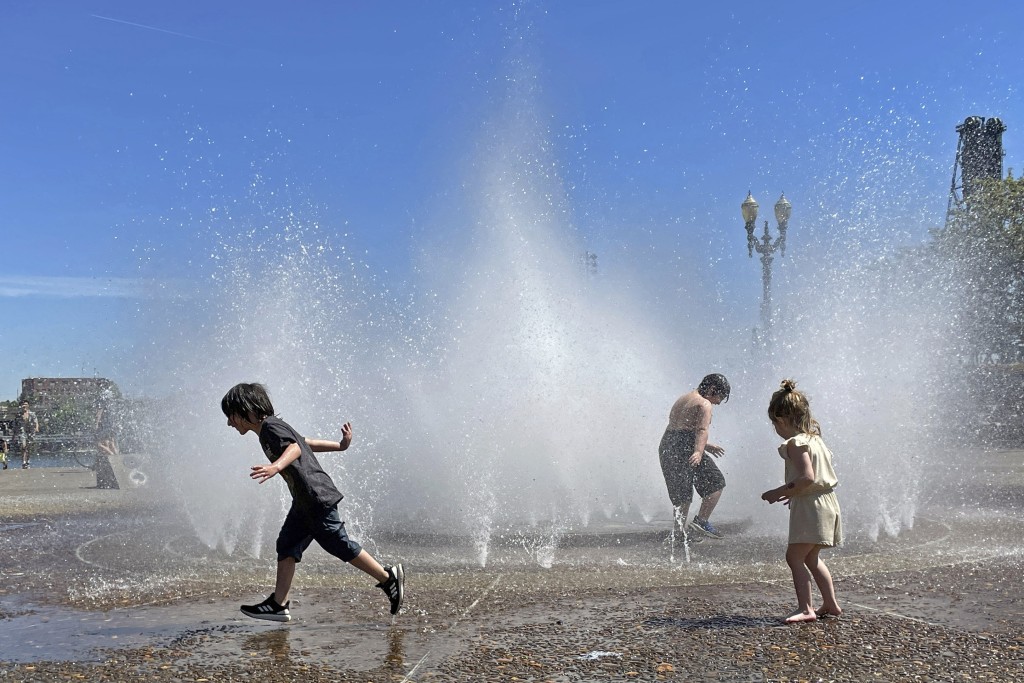 上周美国波特兰白遇热浪，孩子在公园玩水消暑。 美联社