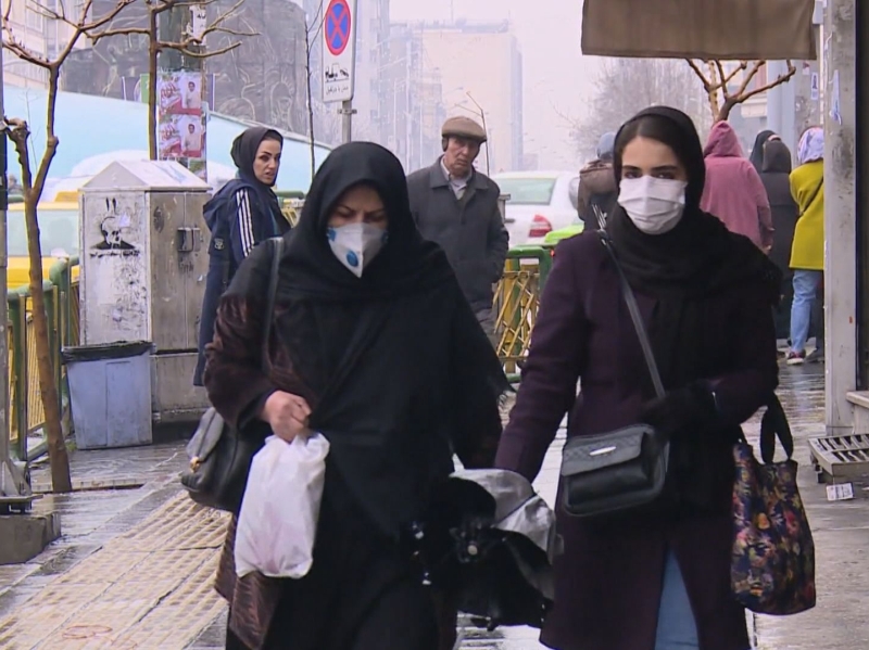 伊朗疫情嚴峻,當地國民外出佩戴口罩。AP
