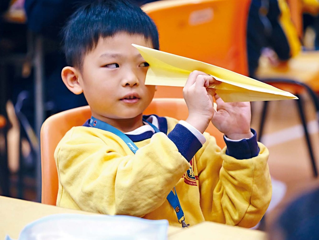 紙飛機能否飛得遠，與空氣動力學息息相關。