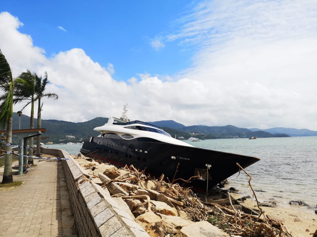 有豪華遊艇撞向海傍防波堤,船身傾斜。梁國峰攝