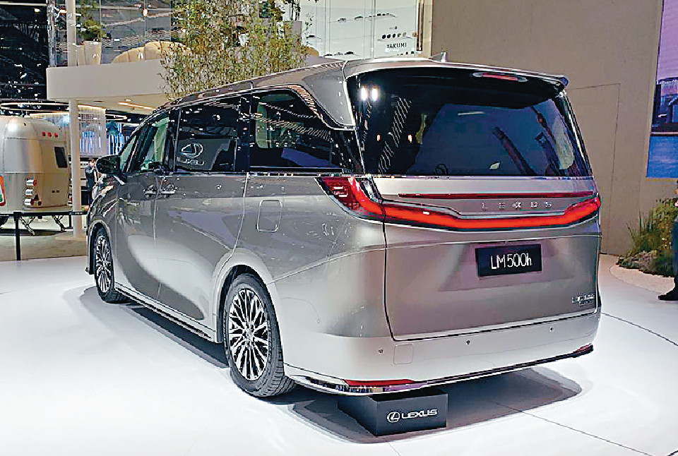 ■車尾貼上Lexus字樣，取代了凌志徽章。