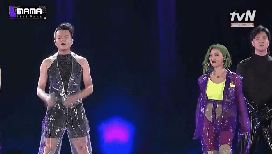 2019年MAMA朴振榮（左）的塑膠表演服裝亦震撼眼球。