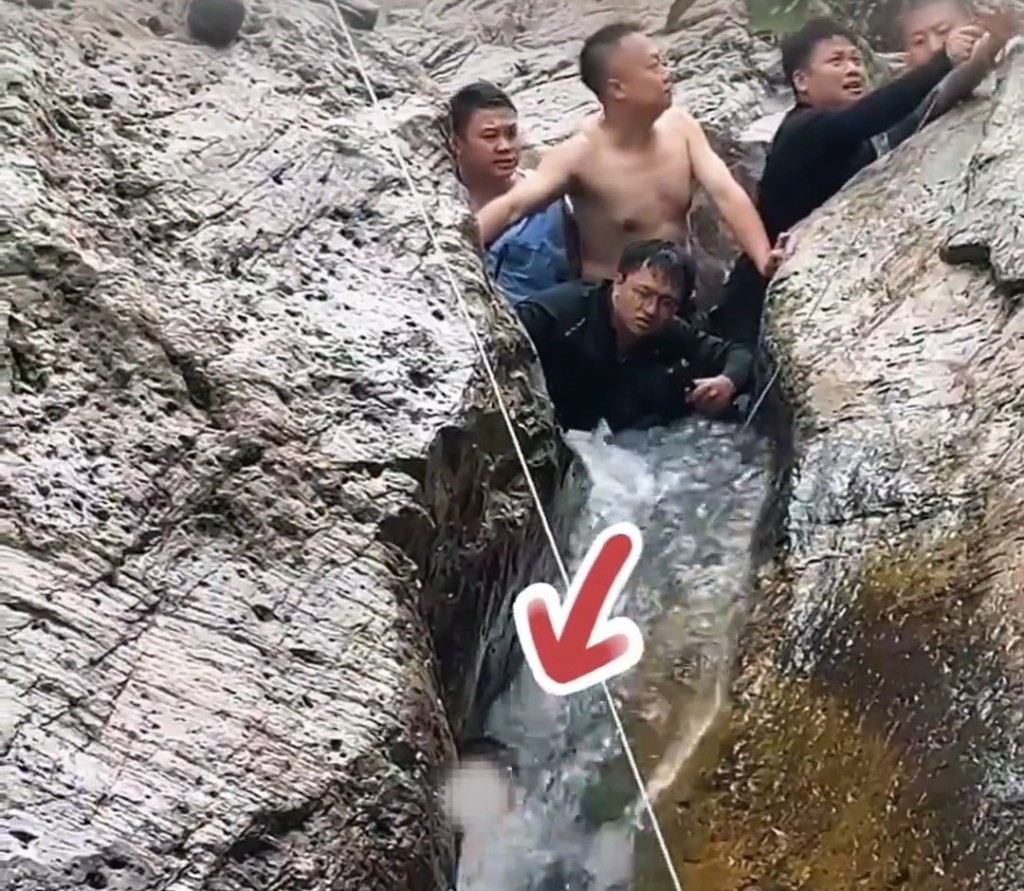 被困石縫的男孩(箭嘴)被溪水衝擊。 被困石縫的男孩(箭嘴)被溪水衝擊。