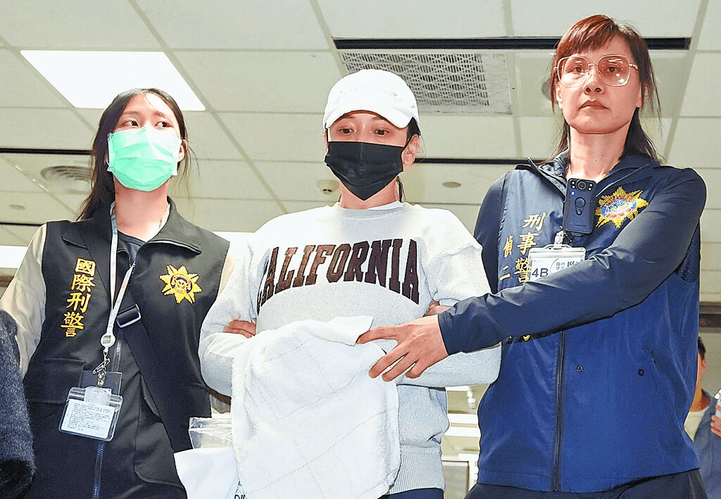 因涉侵佔、詐欺及毒品案遭5地檢署通緝的「太陽花女神」劉喬安（中）4日搭機返台，下機後隨即被刑事局警員帶回。 中時