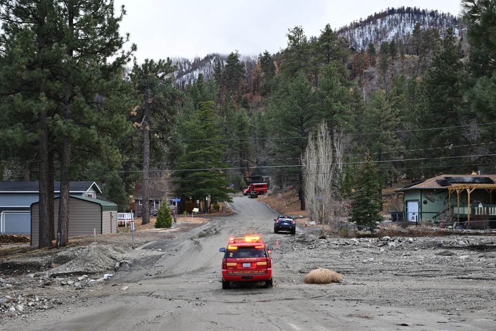 多處道路在風暴期間損毀。美聯社