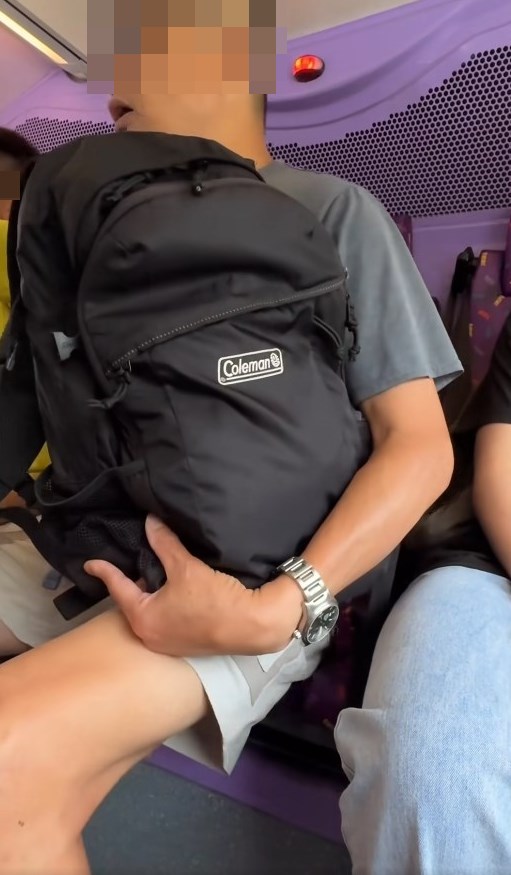片中坐車尾的熱褲大叔,右邊身旁坐有3 名短褲青年。短片開始時,已見熱褲大 叔口中念念有詞,旋即對年青人咆吼, 並離坐傾前身體發出「呼呼」聲疑似吹 氣噴口水,完事後坐回原位繼續指手畫 腳破口大罵。fb「車cam L(香港群組)」截圖 片中坐車尾的熱褲大叔,右邊身旁坐有3 名短褲青年。短片開始時,已見熱褲大 叔口中念念有詞,旋即對年青人咆吼, 並離坐傾前身體發出「呼呼」聲疑似吹 氣噴口水,完事後坐回原位繼續指手畫 腳破口大罵。fb「車cam L(香港群組)」截圖