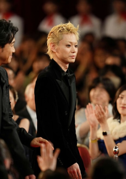 入圍最佳男配角獎的菅田將暉昨晚以金髮剃眉look現身，成為全場焦點。