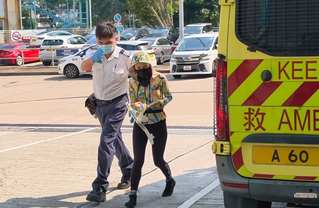 一名女子陪同送院,她手持浮潛氣喉。黃文威攝 一名女子陪同送院,她手持浮潛氣喉。黃文威攝
