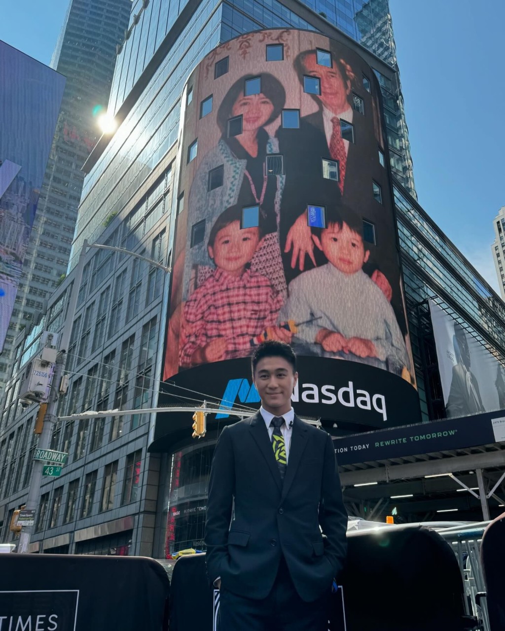 何猷君将赌王及四太的家庭照登上NASDAQ（纳斯达克）的全栋楼的Billboard上。