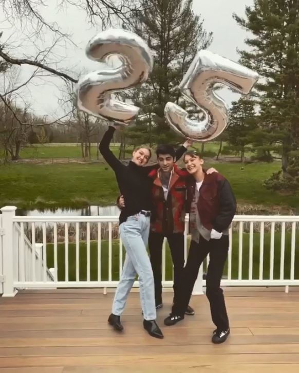 上周四踏入25歲的Gigi Hadid（左）日前才晒出慶生照，相中的她腹部已微微隆起。