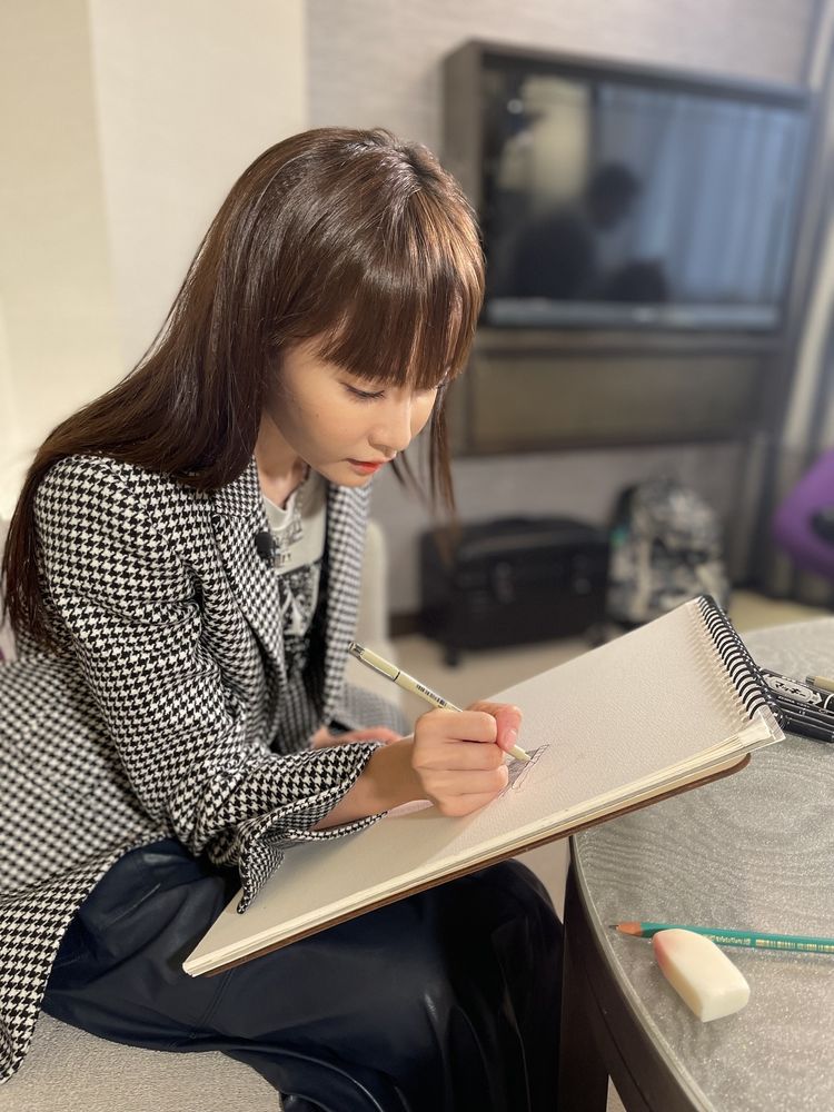 Aka示範針筆畫。