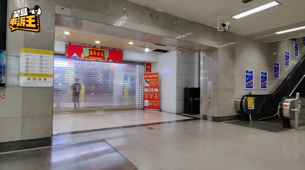 從「科學館站」A出口步行到一半路程,向左望便有門口通往地下商場,亦即新「鬼市」所在地,但這個門口入夜便落閘。 從「科學館站」A出口步行到一半路程,向左望便有門口通往地下商場,亦即新「鬼市」所在地,但這個門口入夜便落閘。
