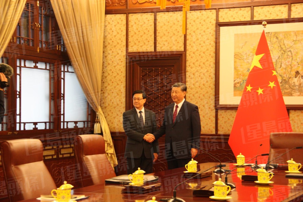 特首李家超上京述职，获国家主席习近平及国务院总理李强一同接见，是史上首次。（张言天摄）