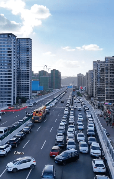 浙江臨海車主把車輛開上高架避颱風。 浙江臨海車主把車輛開上高架避颱風。
