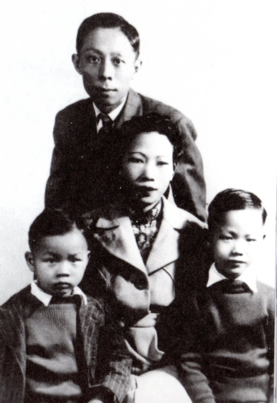 「樂壇教父」顧嘉煇在廣州長大，與父母及弟弟顧嘉鏘合照。