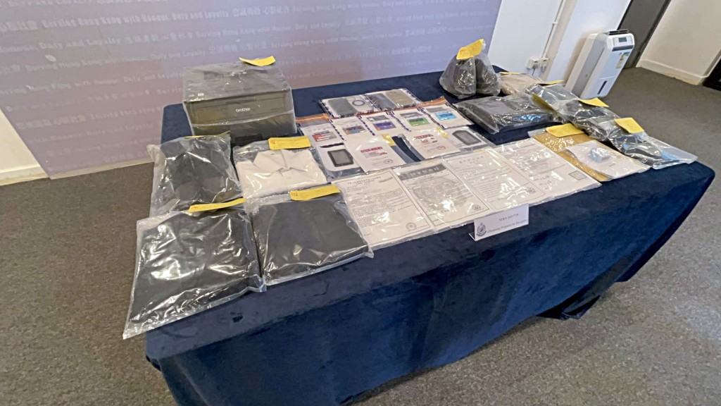 警方展開有關證物。楊偉亨攝 警方展開有關證物。楊偉亨攝