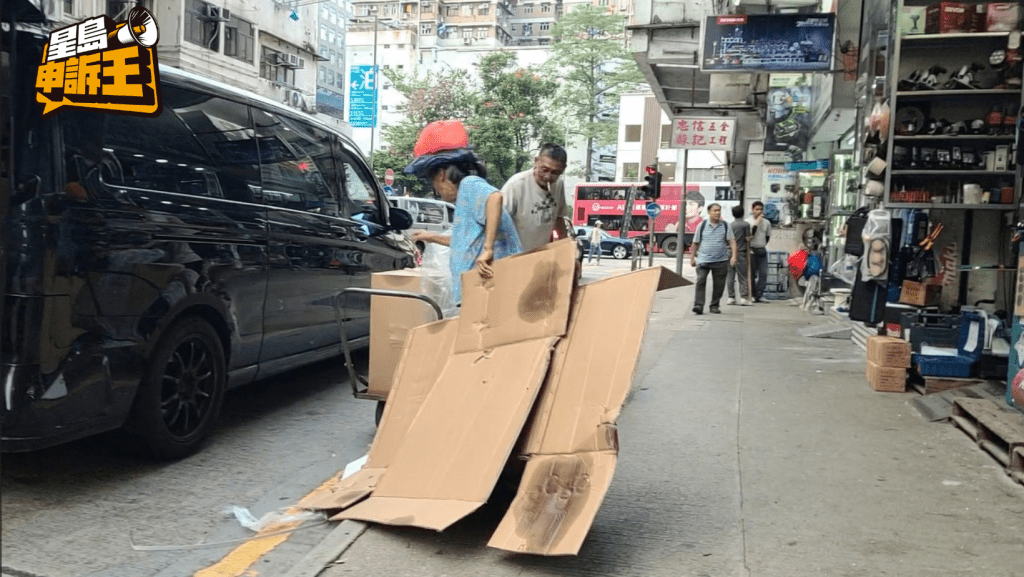 嫻姐見店舖掉出紙皮，即跑去執拾。