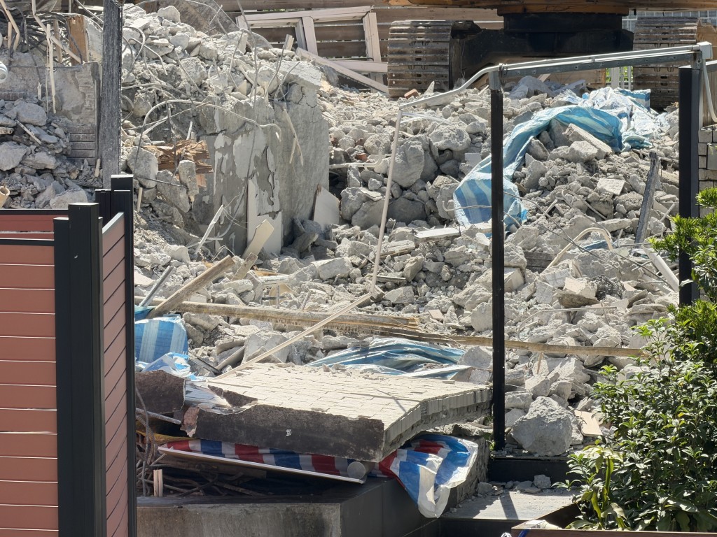 村屋塌牆壓傷女工。 村屋塌牆壓傷女工。