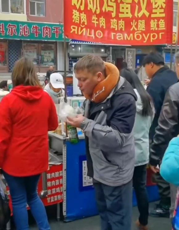许多俄罗斯人到中国买早餐。影片截图