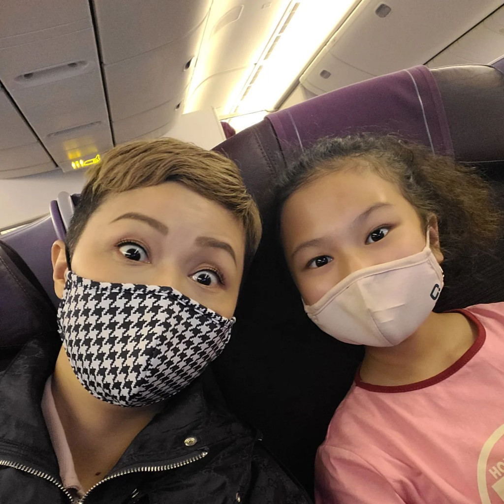 去年羅敏莊貼出與囡囡在飛機上的照片，宣布已抵達泰國，並表示會努力學習。