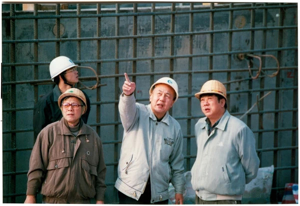 鄭守仁當年長駐施工現場。網圖