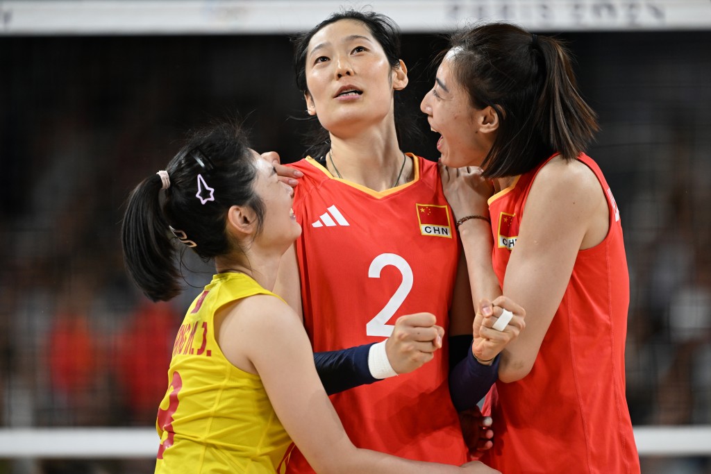 中國女排前隊長朱婷（中）。