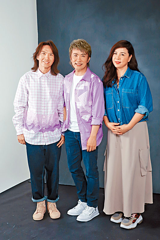 張崇德（中）與哥哥張崇基齊拍攝海報，太太劉美娟亦有到場。