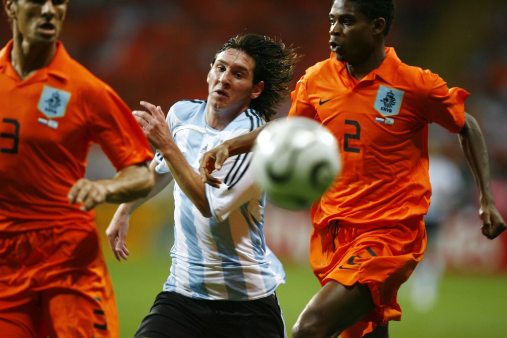○六年世界盃，荷蘭與阿根廷同組，兩軍於最後一輪相遇，當時他們頭兩場全勝已肯定出線，故均未有出盡全力下，悶和0:0。Reuters資料圖片