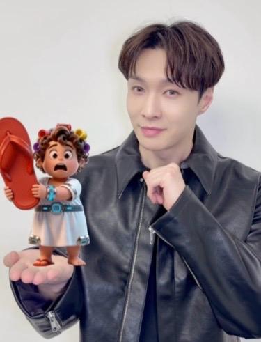 張藝興、「包租嬸」趣味同框。