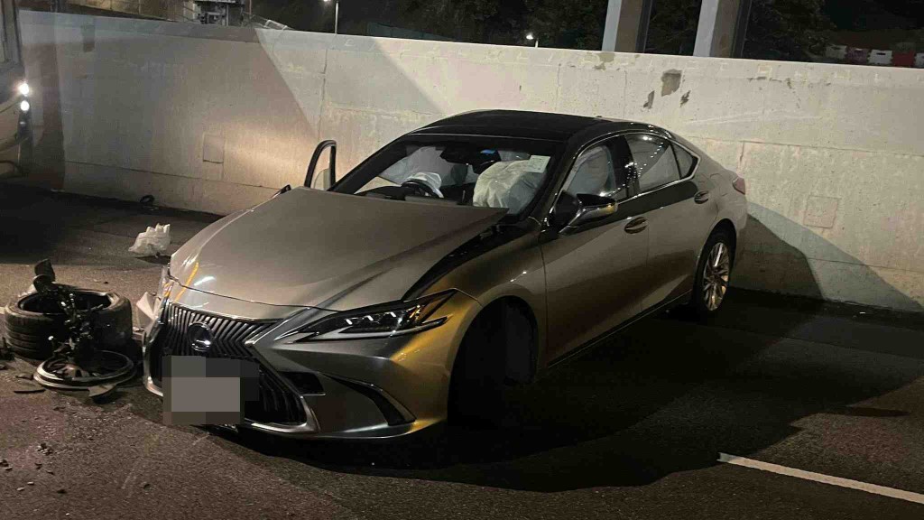紅磡凌志私家車失控撞壆 司機逃去無蹤。FB 香港突發事故報料區及討論區 圖片