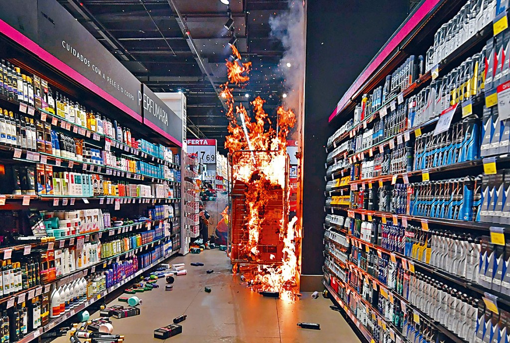 ■聖保羅市一間家樂福超市上周五被人縱火。