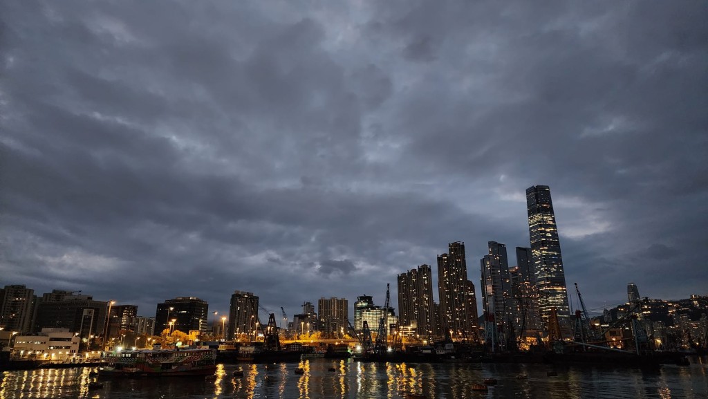 日間短暫時間有陽光，最高氣溫約21度。黎志偉攝