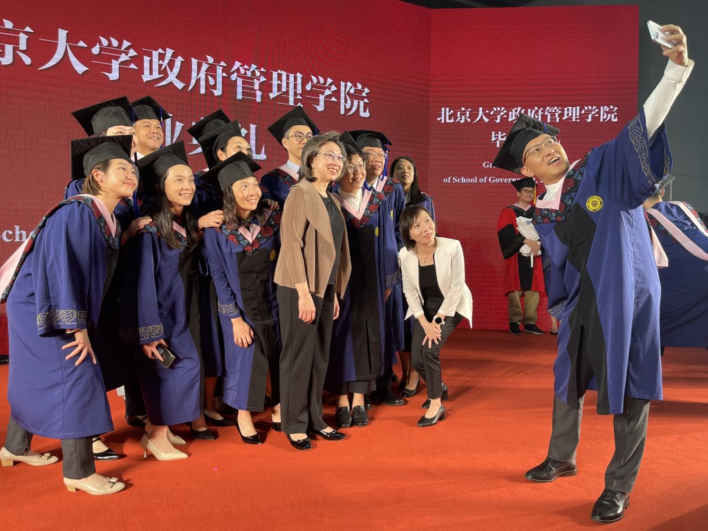 楊何蓓茵（前排左四）、公務員學院副院長譚詠堃（前排右二）與一眾畢業生在北京大學政府管理學院的畢業典禮後合照。政府新聞處圖片