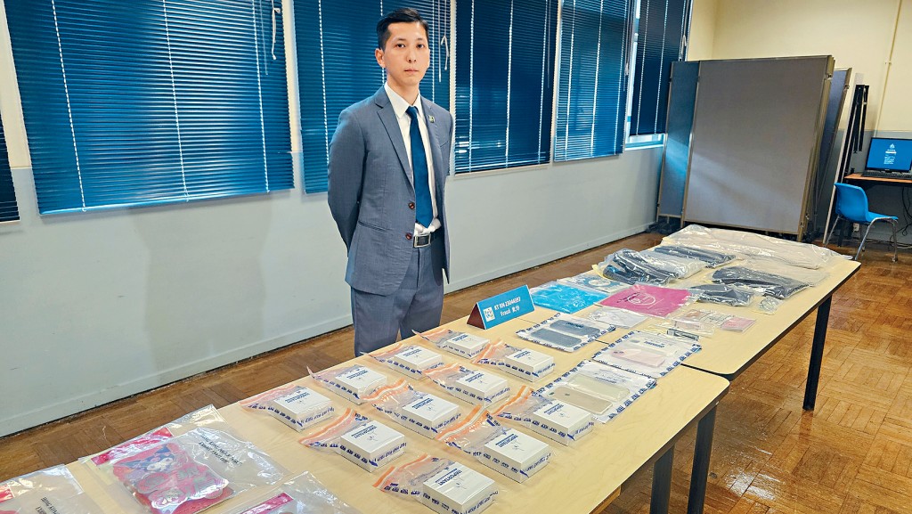 觀塘警區重案組高級督察傅斯揚講述情侶騙取商場積分購物的案情。