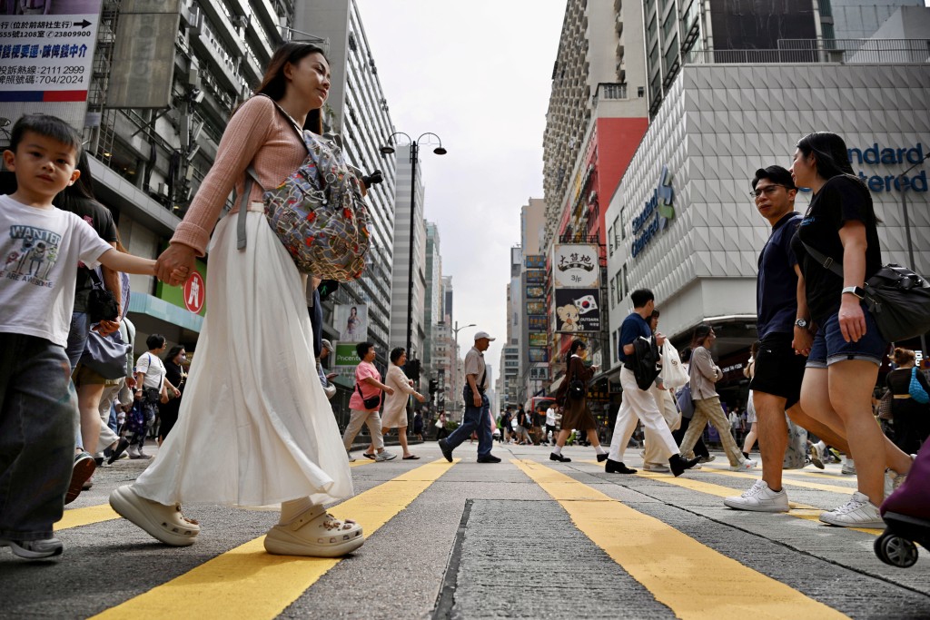 總就業人數減少8700人。