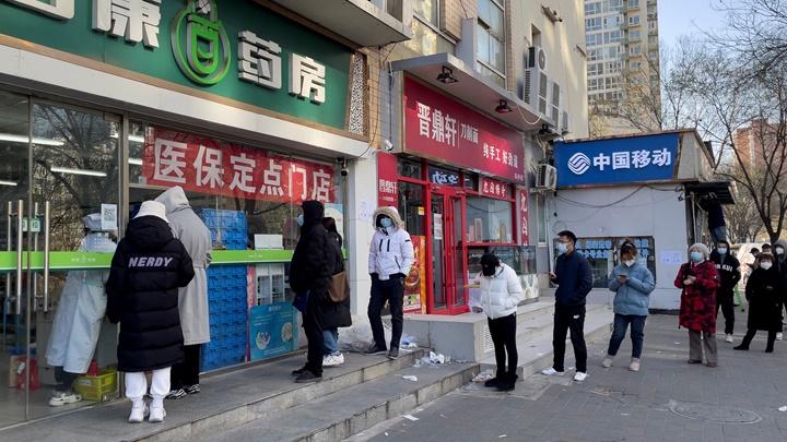 北京有大批民眾到藥房諮詢和購買藥品。路透社圖片