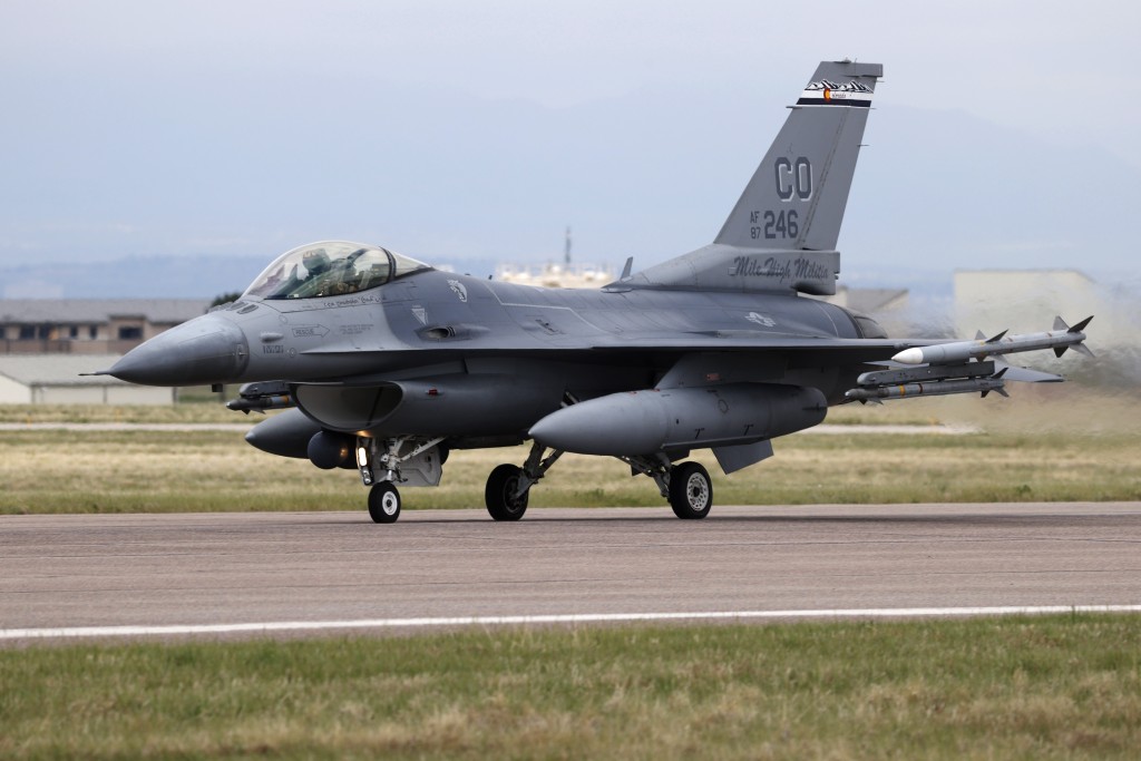 英國決定為烏克蘭訓練飛行員，並表示將要組建「F-16支援聯盟」。AP