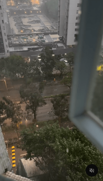 多區網民在社交平台直擊屋外打風實況(圖片來源:Threads@yankit_ko、goosegookie、ma.pui.100、joker11shadow、wewerecycle、angus.1119、bowieleung123) 多區網民在社交平台直擊屋外打風實況(圖片來源:Threads@yankit_ko、goosegookie、ma.pui.100、joker11shadow、wewerecycle、angus.1119、bowieleung123)