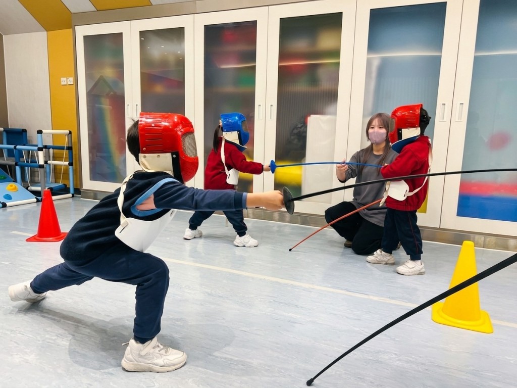 上學年開始,東華三院旗下18所幼稚園已全面推行劍擊運動。(圖片來源:受訪學校提供) 上學年開始,東華三院旗下18所幼稚園已全面推行劍擊運動。(圖片來源:受訪學校提供)