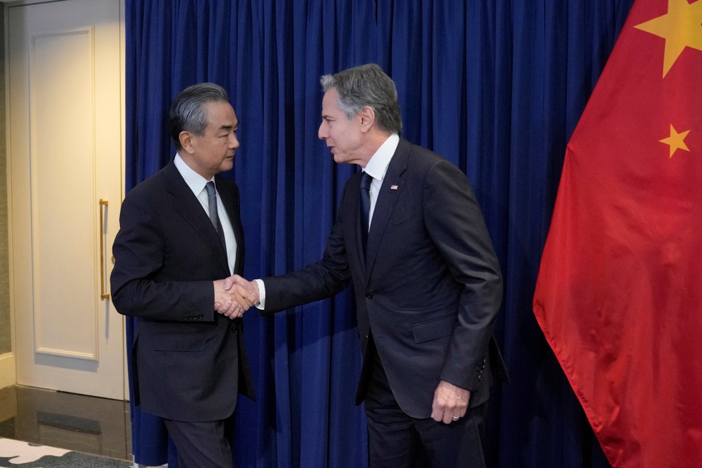 中共中央政治局委员王毅与美国国务卿布林肯在印尼举行的东盟外长会议期间会面。（路透社）