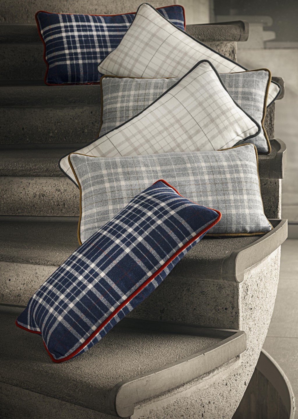 Loro Piana Interiors今年推出多款藍白色Wish格紋法蘭絨Cushion靠墊，為家居注入清新時尚。