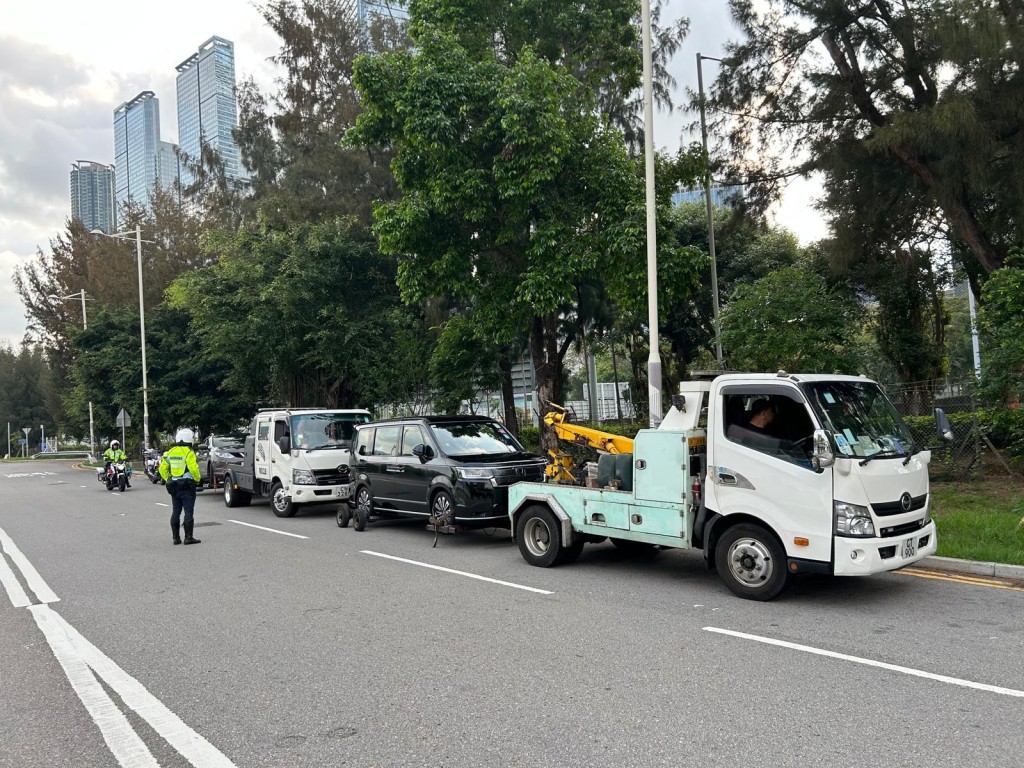 行動期間，警方共發出874張定額罰款通知書，並拖走11輛造成嚴重交通阻塞的車輛。警方圖片