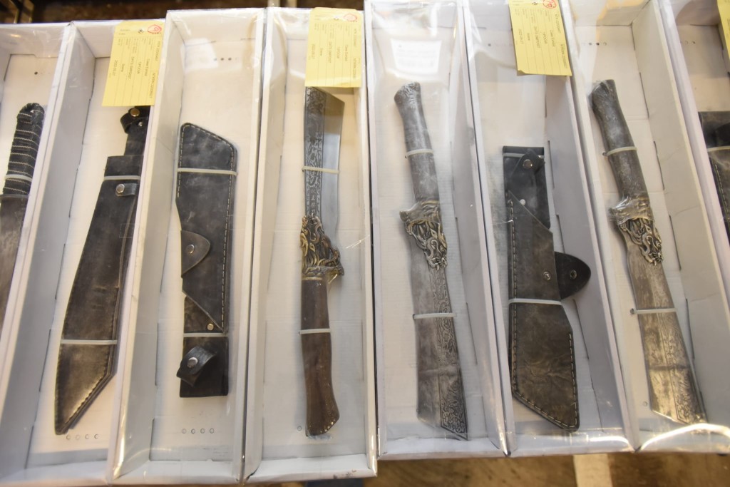 行動中，警方檢獲8把開山刀、4把軍刀、2支伸縮棍、現金、賭具及少量毒品等。