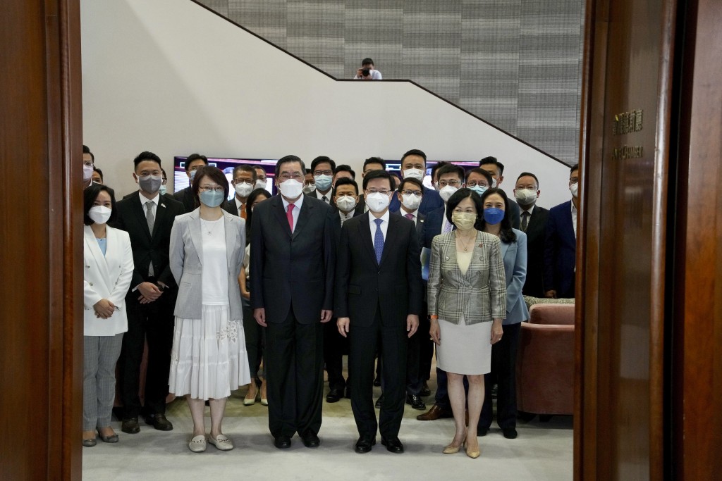 李家超指,政府舉辦前廳交流會,設協同機制,不斷推動行政立法合作。資料圖片 李家超指,政府舉辦前廳交流會,設協同機制,不斷推動行政立法合作。資料圖片