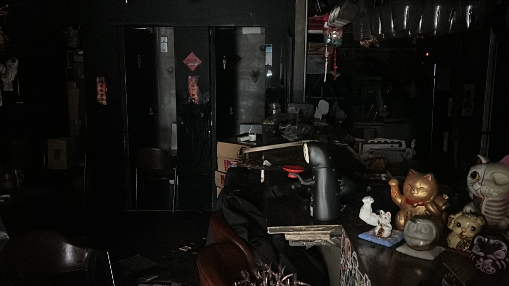 餐廳內漆黑一片。
